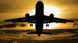 Un avión en momentos que alza vuelo