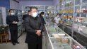 En esta imagen proporcionada por el gobierno norcoreano, el líder de Corea del Norte, Kim Jong Un, en el centro, visita una farmacia en Pyongyang, Corea del norte, el 15 de mayo de 2022. 