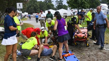 Espectadores reciben atenci&oacute;n m&eacute;dica tras la ca&iacute;da de un rayo durante la tercera ronda del Campeonato del Tour de golf, el 24 de agosto de 2019, en Atlanta&nbsp;