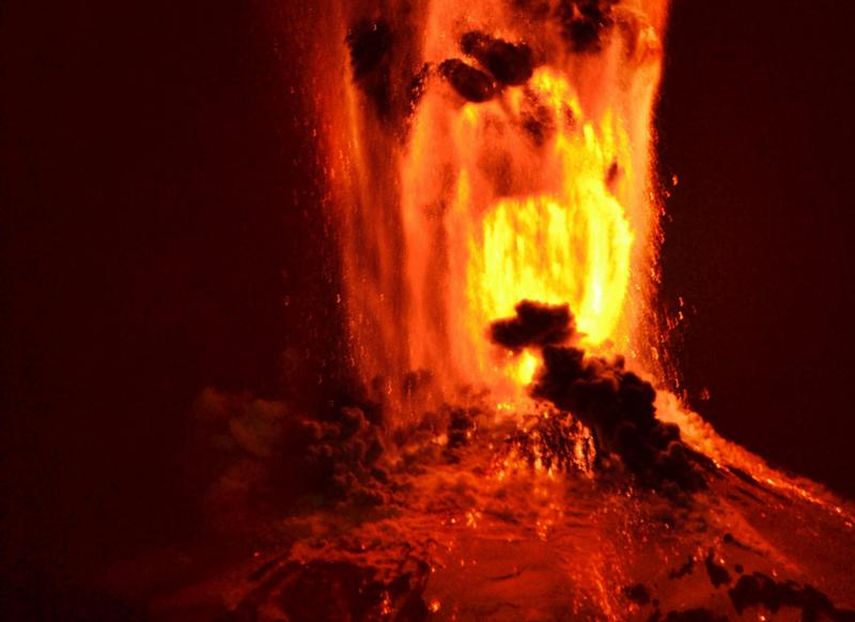 Erupción del volcán Villarrica, hoy 3 de marzo de 2015, en Villarrica, a unos 750 kilómetros al sur de Santiago de Chile. Unas 4000 personas han sido evacuadas debido al riesgo de aluviones generados por el derretimiento de la nieve en la cima del volc