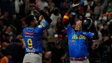 Orlando Arcia (derecha), pelotero de cuadro de Venezuela, festeja con José Rondón, luego de anotar ante Colombia en la Serie del Caribe, el miércoles 8 de febrero de 2023&nbsp;