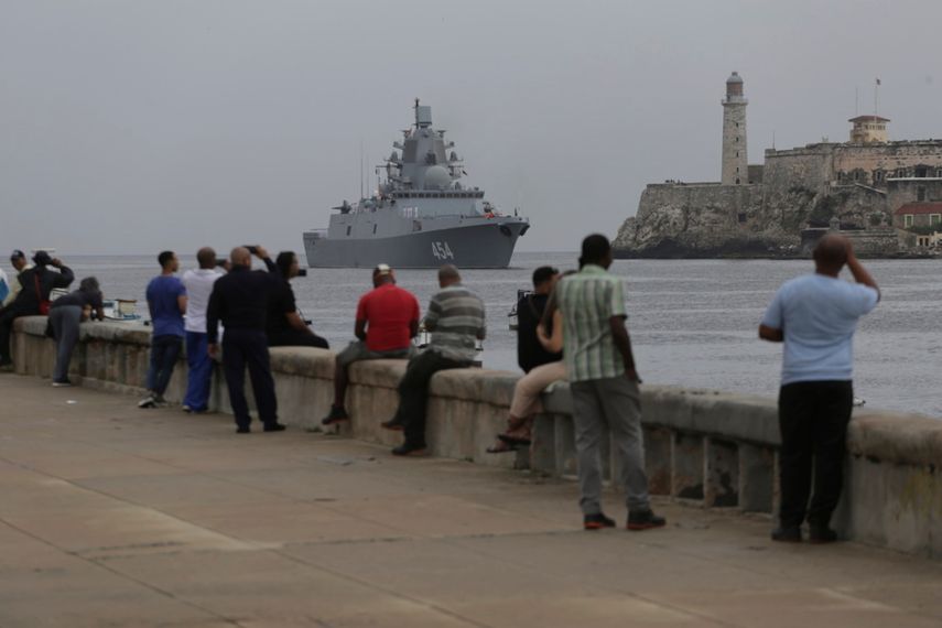 La gente observa cómo la fragata Almirante Gorshkov de la Armada rusa llega al puerto de La Habana, Cuba, el miércoles 12 de junio de 2024.&nbsp;