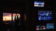 Al atardecer, una pantalla de televisión muestra la transmisión en vivo del recuento de votos de la votación del Senado para mantener la financiación del gobierno en el Capitolio de Washington, D.C., el 30 de septiembre de 2025, horas antes de la entrada en vigor del cierre parcial del gobierno. 