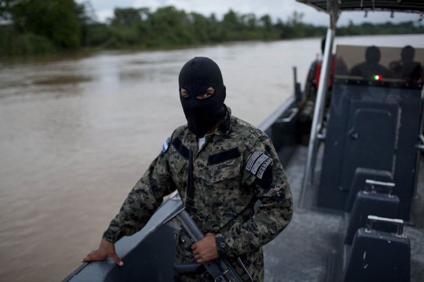 En esta fotografía de archivo, agentes de la Armada hondureña patrullan en el río Patuca, cerca de Ahuas, una alejada comunidad en la requión de Mosquitia, en Honduras.&nbsp;