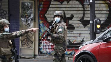 Soldados franceses patrullan por una calle luego de que cuatro personas resultaron heridas en un ataque con un cuchillo cerca de las antiguas oficinas de la revista sat&iacute;rica Charlie Hebdo, el 25 de septiembre de 2020 en Par&iacute;s.