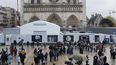 Visitantes observan la catedral de Notre-Dame de París en reconstrucción.