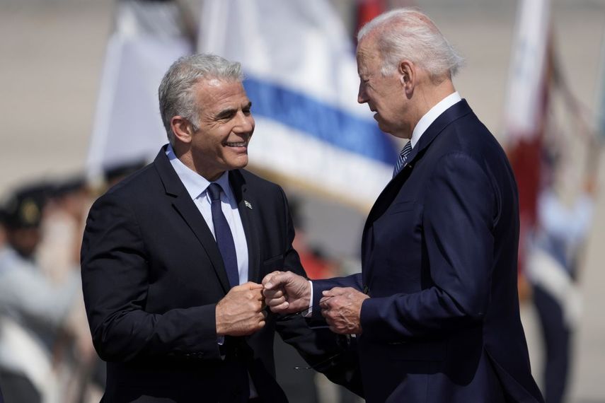 El primer ministro israelí, Yair Lapid, recibe al presidente Joe Biden en el aeropuerto Ben Gurion, cerca de Tel Aviv, Israel, el miércoles 13 de julio de 2022.&nbsp;