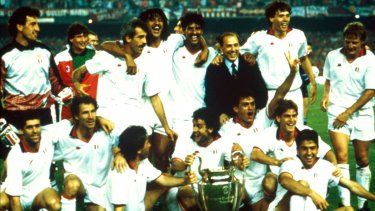 El presidente del Milán Silvio Berlusconi posa con los jugadores tras la victoria ante el Steaua Bucarest en la final de la Copa de Europa, el 24 de mayo de 1989, en Barcelona&nbsp;