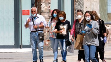 Transeúntes pasean por una calle en Málaga.