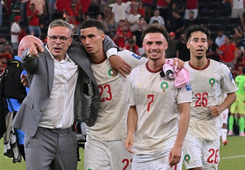 El seleccionador de Marruecos celebra con sus jugadores tras ganar la tanda de penaltis del partido de dieciseisavos de final del Mundial de 2026 entre Países Bajos y Marruecos