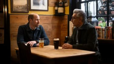 Eugene Levy y el príncipe William conversan durante un episodio de la serie The Reluctant Traveler de Apple TV+. 