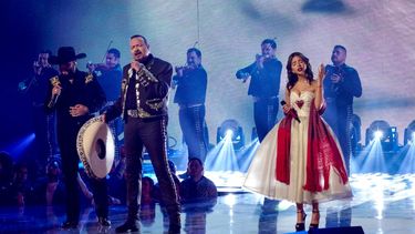 Leonardo Aguilar, Pepe Aguilar y Ángela Aguilar actúan en el escenario durante el 37º Premio Lo Nuestro de Univision en el Kaseya Center el 20 de febrero de 2025 en Miami, Florida.