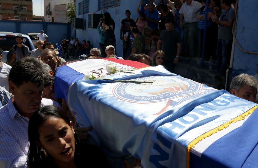 La muerte de Quintana se produjo varias horas después de que la tarde del viernes grupos de manifestantes incendiaran parte del edificio del Senado y se enfrentaran con la Policía.