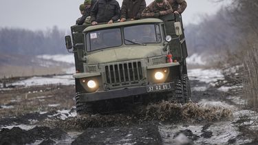 Soldados de Ucrania avanzan en un camión sobre un camino enlodado el 10 de febrero de 2022, durante maniobras militares en la región de Donetsk, en el este del país.&nbsp;