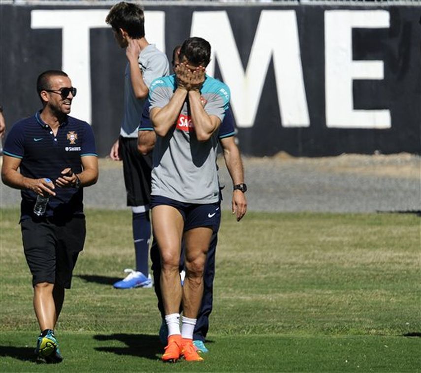 ristiano Ronaldo se toma la cabeza al salir del terreno de juego durante un entrenamiento tras sentir nuevamente molestias en la rodilla izquierda
