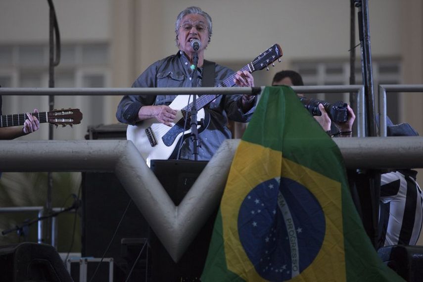 Para la Academia Latina de la Grabación, Caetano Veloso es uno de los cantautores más influyentes y controversiales surgidos de Brasil al inicio de los años 60. Su trayectoria musical lo hicieron merecedor del reconocimiento como Persona del Año en el 2012.