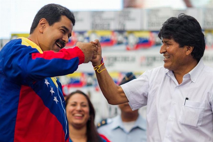  El presidente venezolano, Nicolás Maduro (i), y su homólogo boliviano, Evo Morales (d), participan en un acto el 9 de abril de 2015, en el Palacio de Miraflores de Caracas. (EFE)
