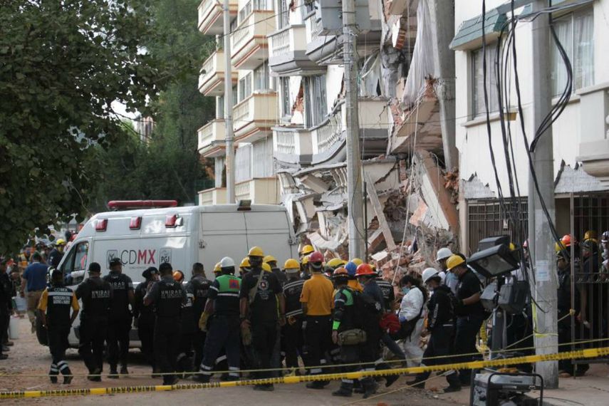 &nbsp;Una ambulancia forense traslada un cuerpo rescatado de los edificios colapsados tras el sismo de magnitud 7,1.&nbsp;