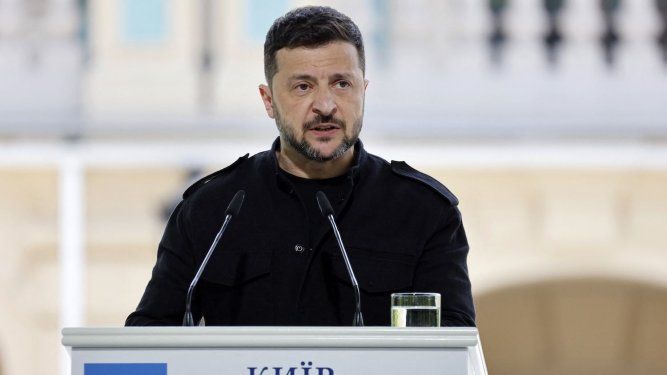 El presidente ucraniano, Volodímir Zelenski, habla durante una conferencia de prensa en los terrenos del Palacio Mariynski de Kiev el 10 de mayo de 2025, tras una reunión de líderes europeos en la capital ucraniana.&nbsp;