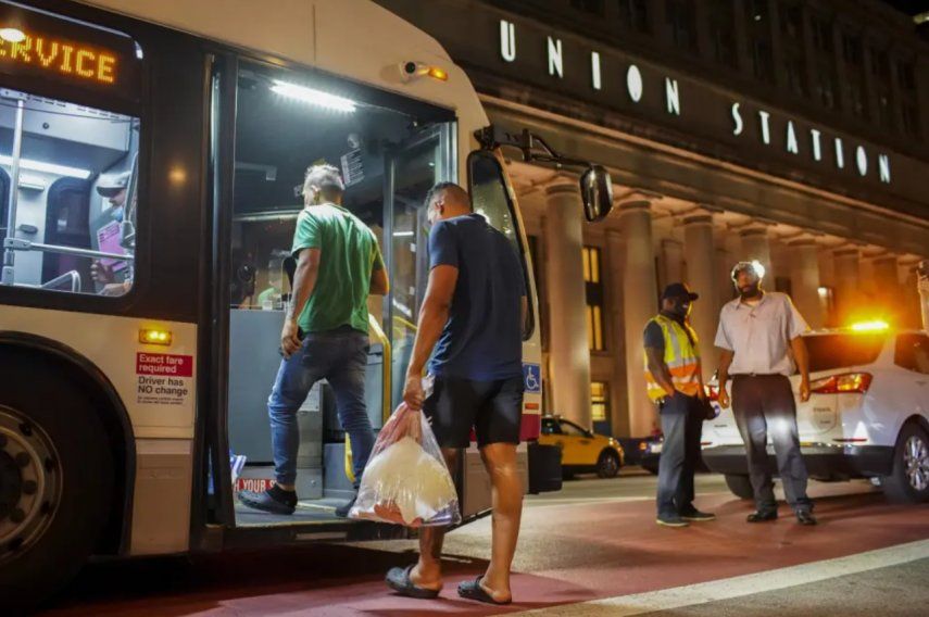 Migrantes abordan un autobús para ser llevados a un albergue, en Chicago.&nbsp;