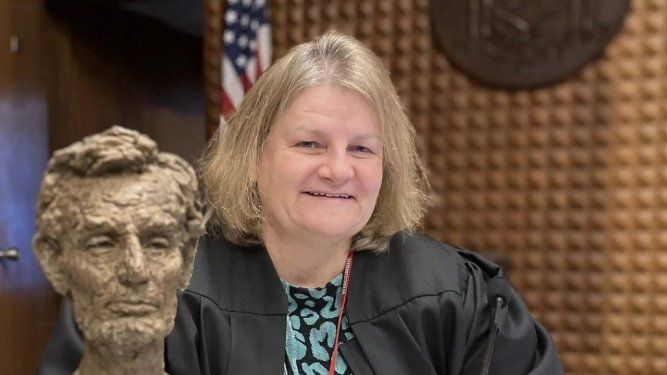 La jueza Hannah Dugan de Milwaukee, Wisconsin, fue arrestada por el FBI, acusada de obstruir la detención de un inmigrante considerado peligroso. La jueza Hannah Dugan de Milwaukee, Wisconsin, fue arrestada por el FBI, acusada de obstruir la detención de un inmigrante considerado peligroso.