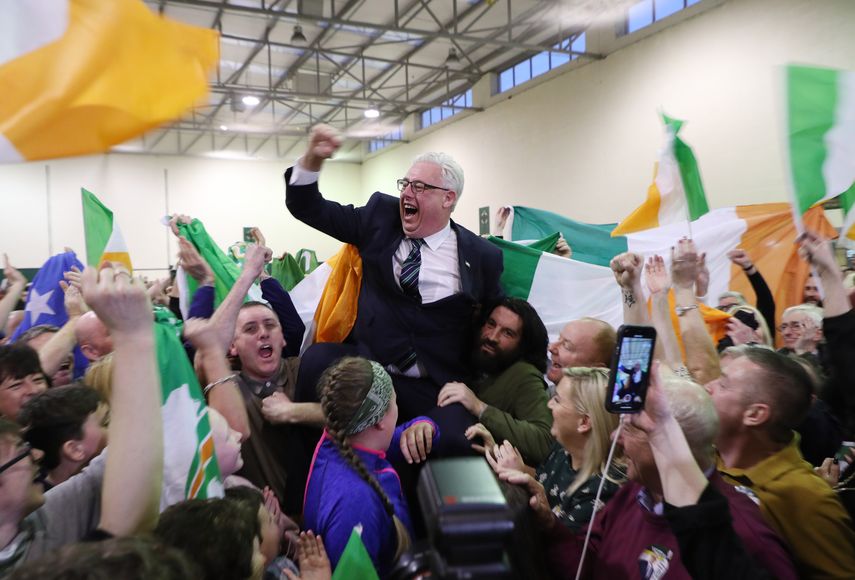 Thomas Gould, del Sinn Fein, celebra despu&eacute;s de encabezar la encuesta para ser elegido en Cork North Central, durante el recuento de las elecciones generales irlandesas en el Nemo Rangers GAA Club.
