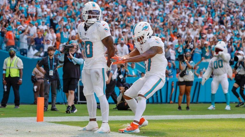 El wide receiver Tyreek Hill (10), de los Dolphins, coloca sus manos como si estuviera esposado durante el partido contra los Jaguars de Jacksonville, el domingo 8 de septiembre de 2024, en Miami Gardens, Florida. El wide receiver Tyreek Hill (10), de los Dolphins, coloca sus manos como si estuviera esposado durante el partido contra los Jaguars de Jacksonville, el domingo 8 de septiembre de 2024, en Miami Gardens, Florida.