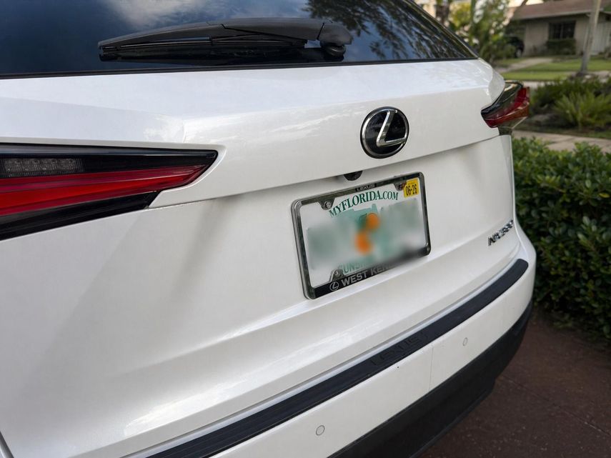 Imagen de referencia de la placa de un vehículo como debe estar de acuerdo a la ley.