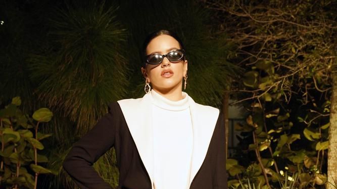Rosalía llega para un evento que celebra los 100 años de la fragancia Chanel No. 5 durante la Miami Art Week, el viernes 3 de diciembre de 2021, en el vecindario Design District de Miami.&nbsp;