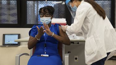 Personal de CVS Pharmacist aplica la vacuna contra el COVID-19 a empleados de un centro de atención para adultos mayores en el barrio de Harlem en Nueva York, el viernes 15 de enero de 2021.&nbsp;