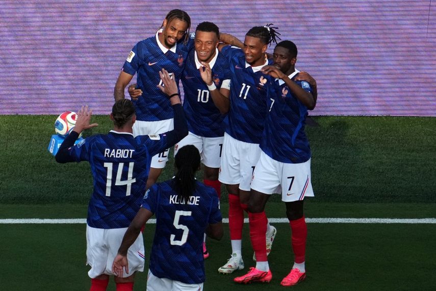 El delantero francés Kylian Mbappé, número 10 del ranking, celebra el tercer gol de su equipo con sus compañeros durante el partido de dieciseisavos de final del Mundial de 2026 entre Francia y Suecia