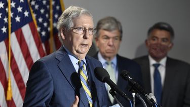 El líder de la mayoría en el Senado, Mitch McConnell, habla con la prensa en el Capitolio.