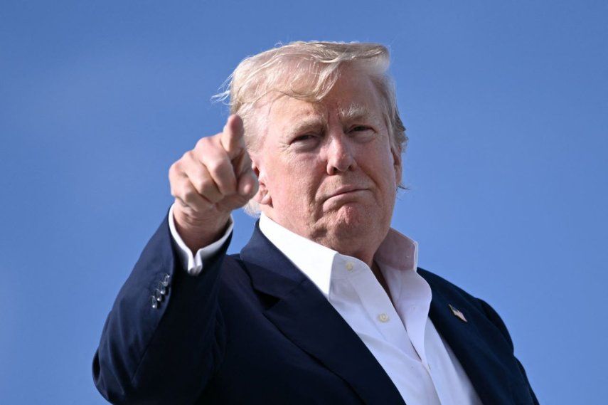 El presidente Donald Trump señala mientras aborda el Air Force One en RAF Lossiemouth, en el noreste de Escocia, el 29 de julio de 2025, al final de su viaje a Escocia.