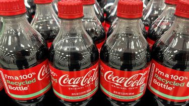 Botellas de Coca-Cola están en la estantería de una tienda en Stevensville, Maryland, el 25 de marzo de 2025.