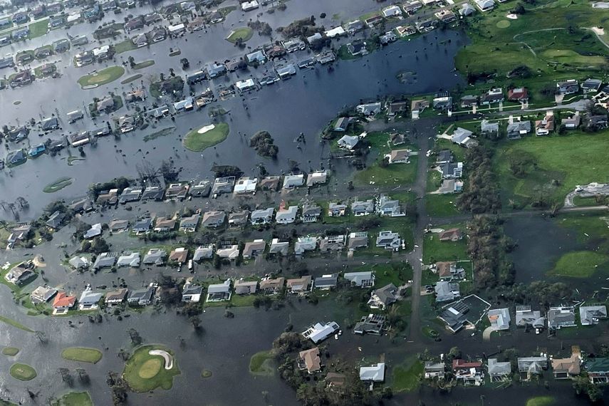 Foto aérea proporcionada por la Guardia Costera muestra un barrio inundado en Fort Myers