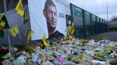 Aficionados del equipo FC Nantes rinden tributo al jugador argentino&nbsp;Emiliano&nbsp;Sala.