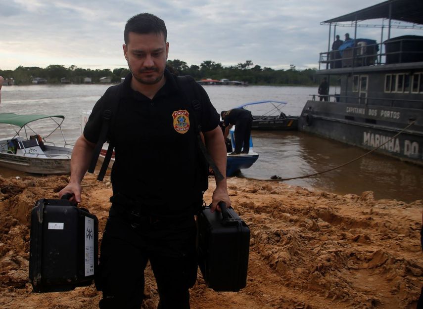 Agentes de la policía federal llegan al muelle después de buscar al experto indígena Bruno Pereira y al periodista británico Dom Phillips, el martes 14 de junio de 2022, en Atalaia do Norte, en el estado de Amazonas, Brasil.