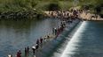 Un grupo de haitianos cruza hacia Estados Unidos en Del Río, Texas, septiembre/2021.