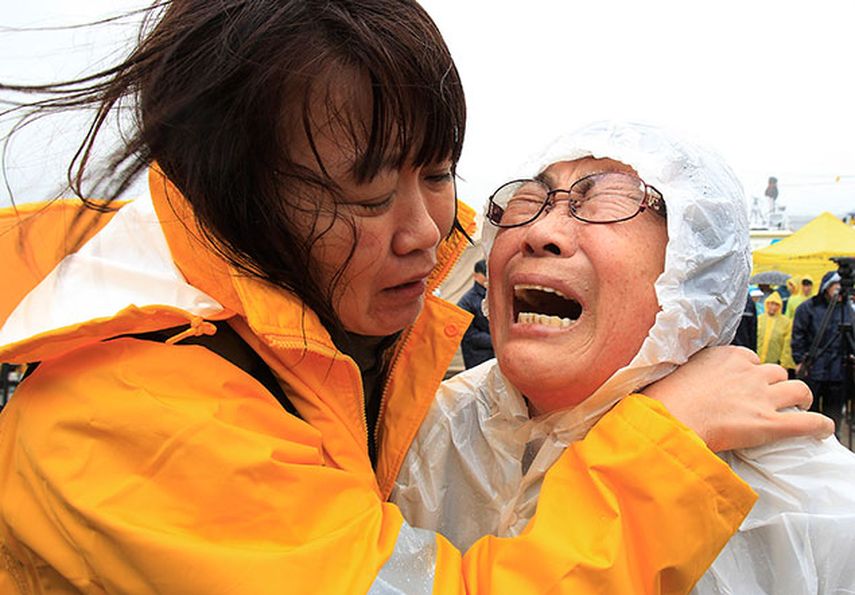 Familiares de uno de los pasajeros del ferry que se hundió en las costas de Corea del Sur. (AP Photo/Ahn Young-joon)