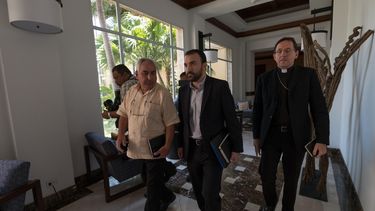 El enviado de la Secretaría General de la Organización de Estados Americanos (OEA) y testigo del proceso de Diálogo Nacional en Nicaragua,&nbsp;Luis&nbsp;Ángel&nbsp;Rosadilla&nbsp;(i); el jefe de la Sección de Cooperación Técnica Electoral, del Departamento para la Cooperación y Observación Electoral (DECO) de la OEA, Cristobal Fernández (c), y el Nuncio Apostólico y testigo del proceso de Diálogo Nacional en Nicaragua, Waldemar Sommertag (d), salen de una reunión este miércoles