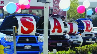 Al ir sin información o una preaprobación bancaria a una concesionaria de autos, las personas pueden ser tentadas a utilizar un banco que no conocen. (Archivo)