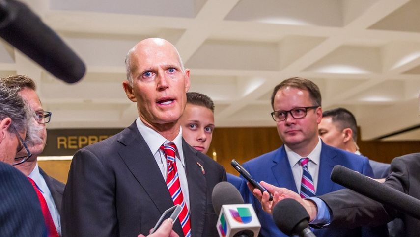 Rick Scott, gobernador del estado de la Florida, ofrece declaraciones a medios de prensa.