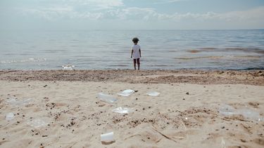 Imagen referencial de la contaminación por plástico en una playa. 