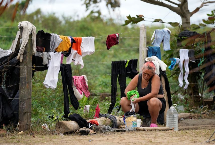 Una venezolana lava prendas de ropa a mano en Necocli, Colombia, el lugar donde los migrantes toman lanchas para ir hasta Acandi, a las puertas de la selva del Darién, el 13 de octubre de 2022. 