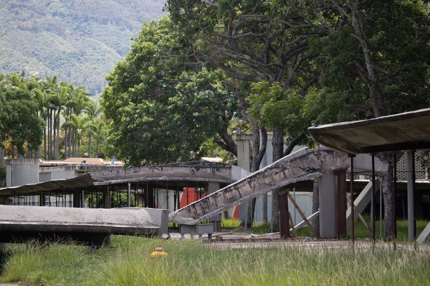 El techo de una pasarela de la Universidad Central de Venezuela (UCV) se derrumbó en Caracas, Venezuela, el miércoles 7 de julio de 2021.