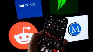 Una persona muestra el camino de las acciones especulativas de GameStop en Wall Street.