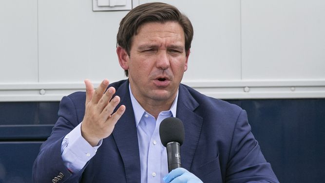 El gobernador de Florida, Ron DeSantis, durante una presentación pública.