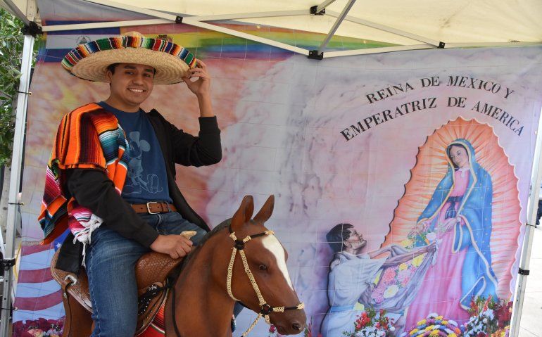 Jorge Islas posa montado sobre un caballo de plástico en frente de un mural con la imagen de la&nbsp;virgen&nbsp;de&nbsp;Guadalupe&nbsp;este 12 de diciembre en el centro histórico de Los Ángeles, California.