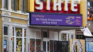 La marquesina del State Theatre muestra una parodia del t&iacute;tulo de una pel&iacute;cula para alentar el distanciamiento social, viernes 3 de abril de 2020 en Sioux Falls, S.D.&nbsp;Los propietarios de los&nbsp;cines&nbsp;difirieron ampliamente ante los estrenos como Trolls World Tour.