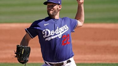 En foto del miércoles 23 de marzo del 2022, el lanzador de los Dodgers Clayton Kershaw lanza en el juego de exhibición ante los Guardians de Cleveland en Glendale, Arizona